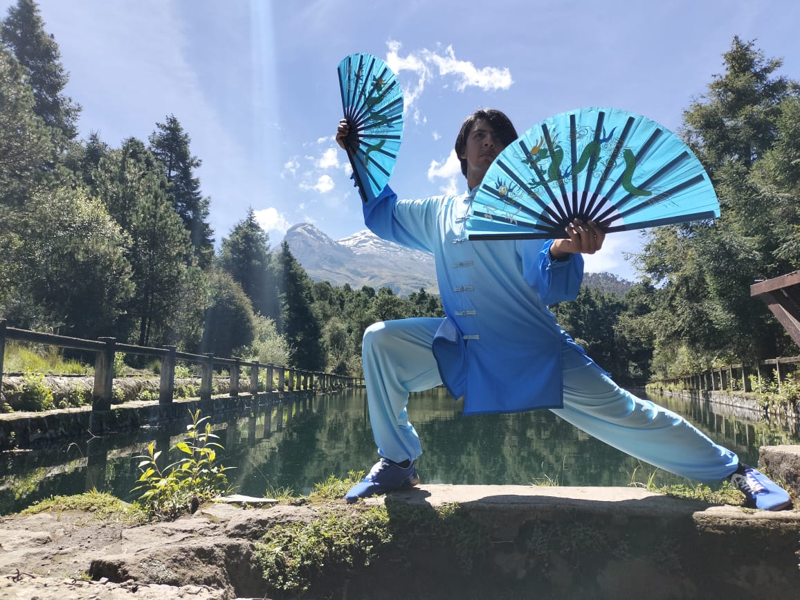 Doble abanico de tai chi con el iztazihuatl de fondo