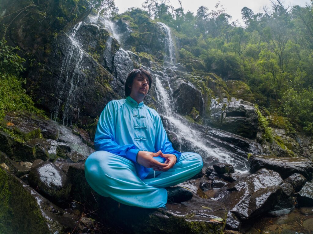 Meditando debajo de la cascada