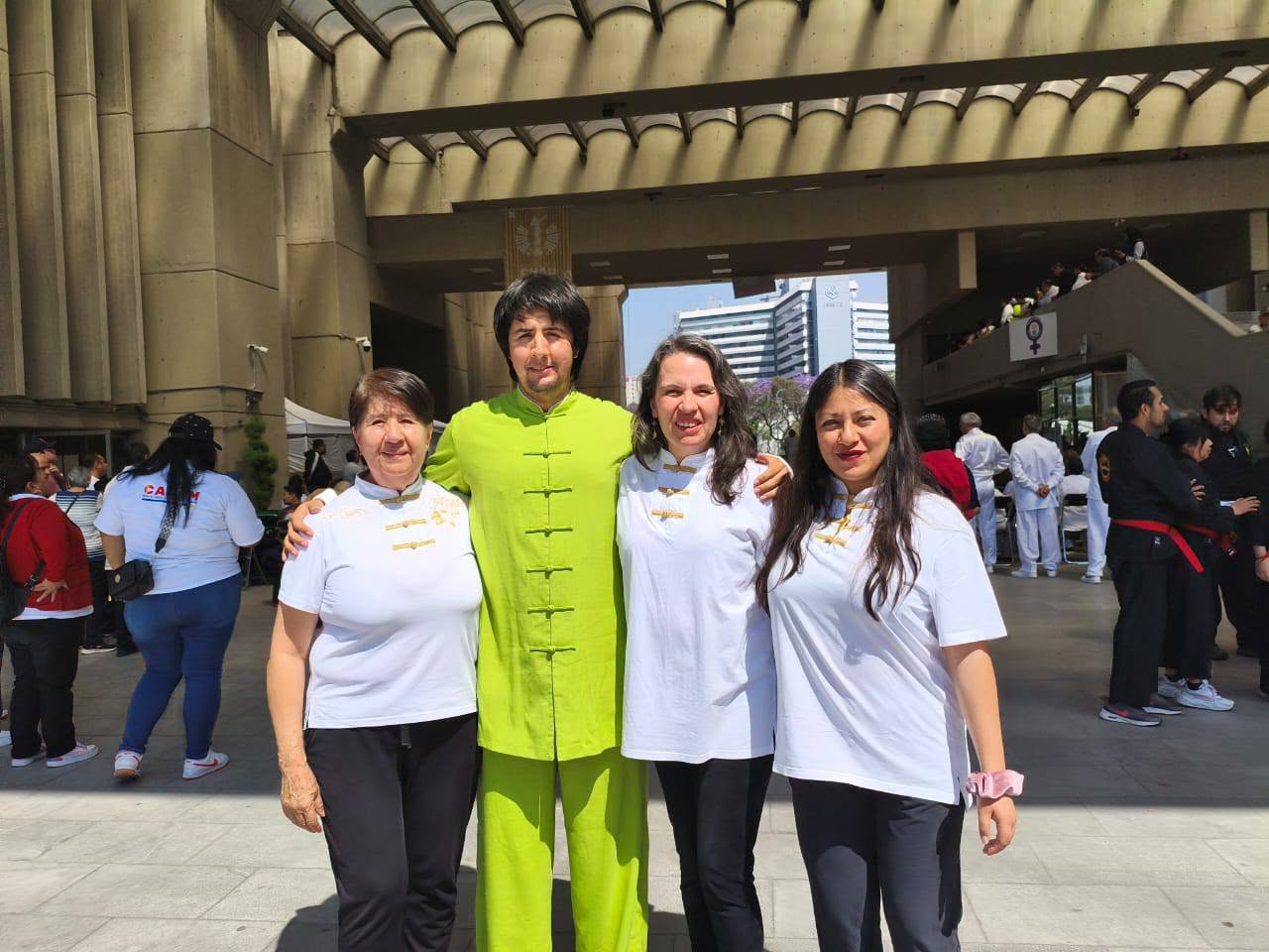 alumnos de tai chi en delegación cuahutemoc