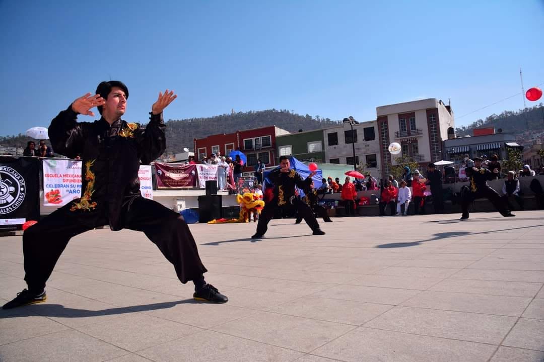 Diego Colín realizando exhibición de Tai chi en Pachuca, México
