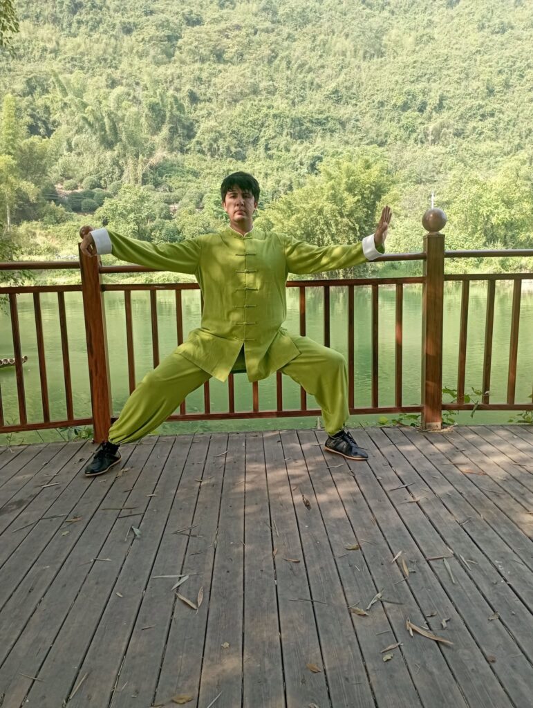 Tai chi estiloChen frente al rio Yulong, Yangshuo