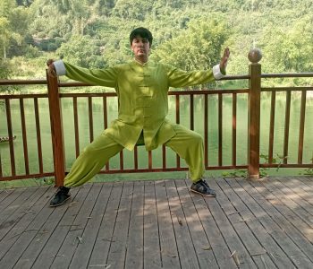 Tai chi estiloChen frente al rio Yulong, Yangshuo